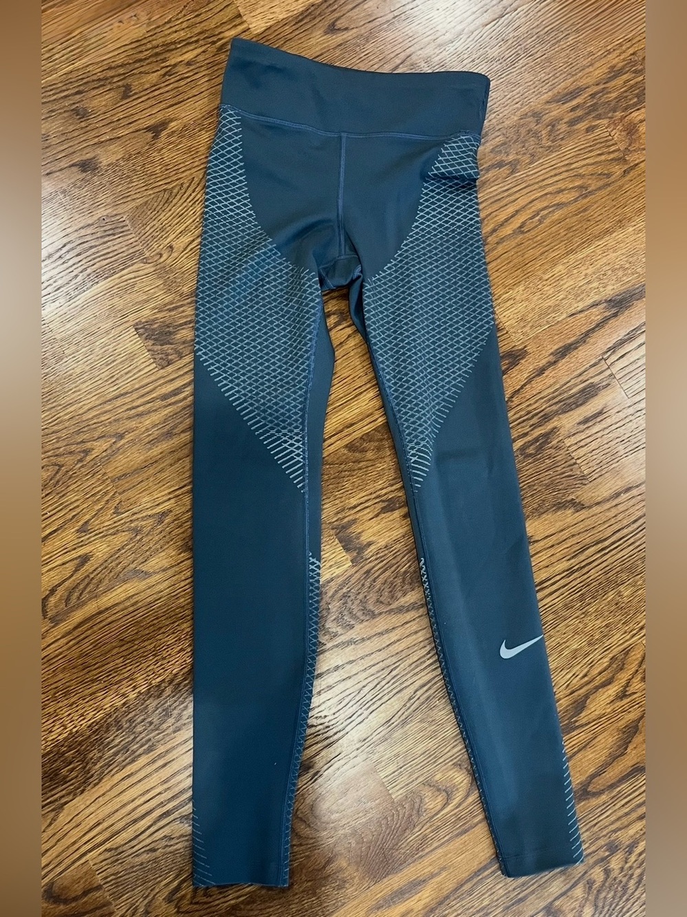 Nike Women’s Zonal Strength Gray Leggings with silver stitching, Small